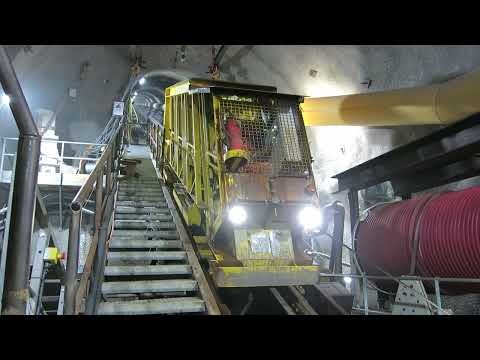 Ritom Wasserkraftwerk Standseilbahn Wagen kommt - funicolare funicular power plant