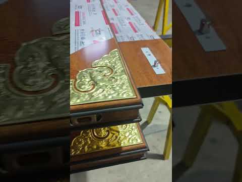 kiểm tra cận cảnh bộ cửa thủy lực cho khách hàng trước khi bàn giao.