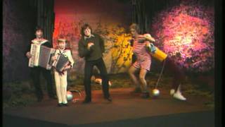 Video thumbnail of "Mikko Alatalo - Mummoni ja moukarinheitto (1981)"