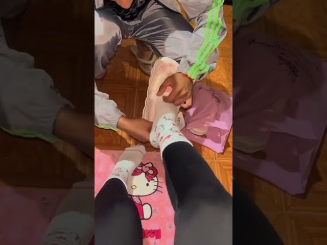 Vídeo relacionado con Hello Kitty Pantuflas blancas para niñas | Calzado suave para interiores con orejas y lazo en 3D cómodas para estar en casa con personajes de dibujos animados