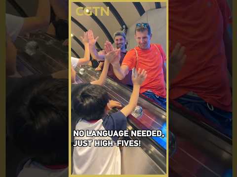 Global tourists experience a wholesome high-five chain in China!