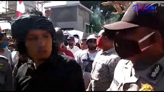 Ratusan Warga Demo Kantor Desa Dasan Baru