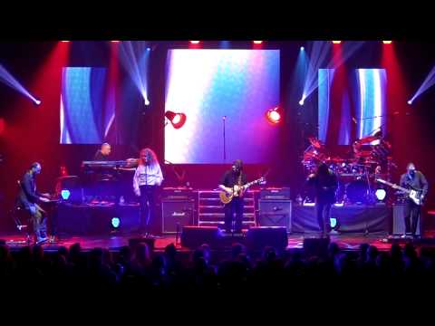 Steve Hackett and special guest vocalist Ray Wilson perform 'The Carpet Crawlers'