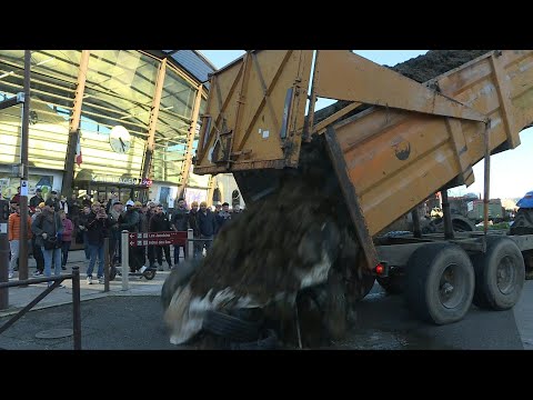 Farmers block entrance to train station in southwest France | AFP