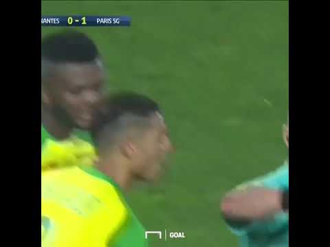 Ligue 1 Referee kicks a player and then sends him off