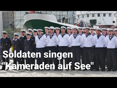 Rekruten singen die Hymne der Deutschen Marine "Kameraden auf See" während Gelöbnis in Bremerhaven