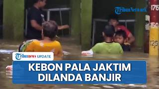 Dilanda Banjir Setinggi Pinggang Orang Dewasa, Warga Kebon Pala Jaktim Pilih Bertahan di Rumah