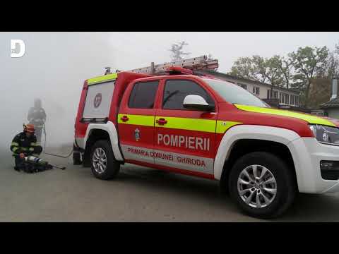 Mașină făcută scrum în plin centrul comunei Dumbrăvița