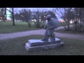 Современная скульптура НОША, в парке Нева в Санкт Петербурге Сквер сад, угол ...