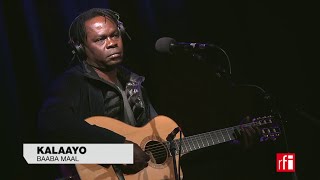 Baaba Maal chante Kalaayo dans La bande passante