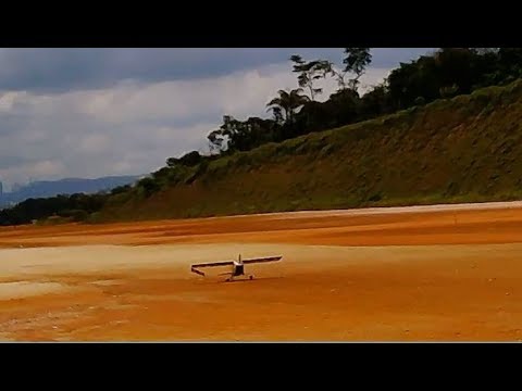 Pouso do decathon do Ricardo sem aileron e do edge do Paulo sem uma roda