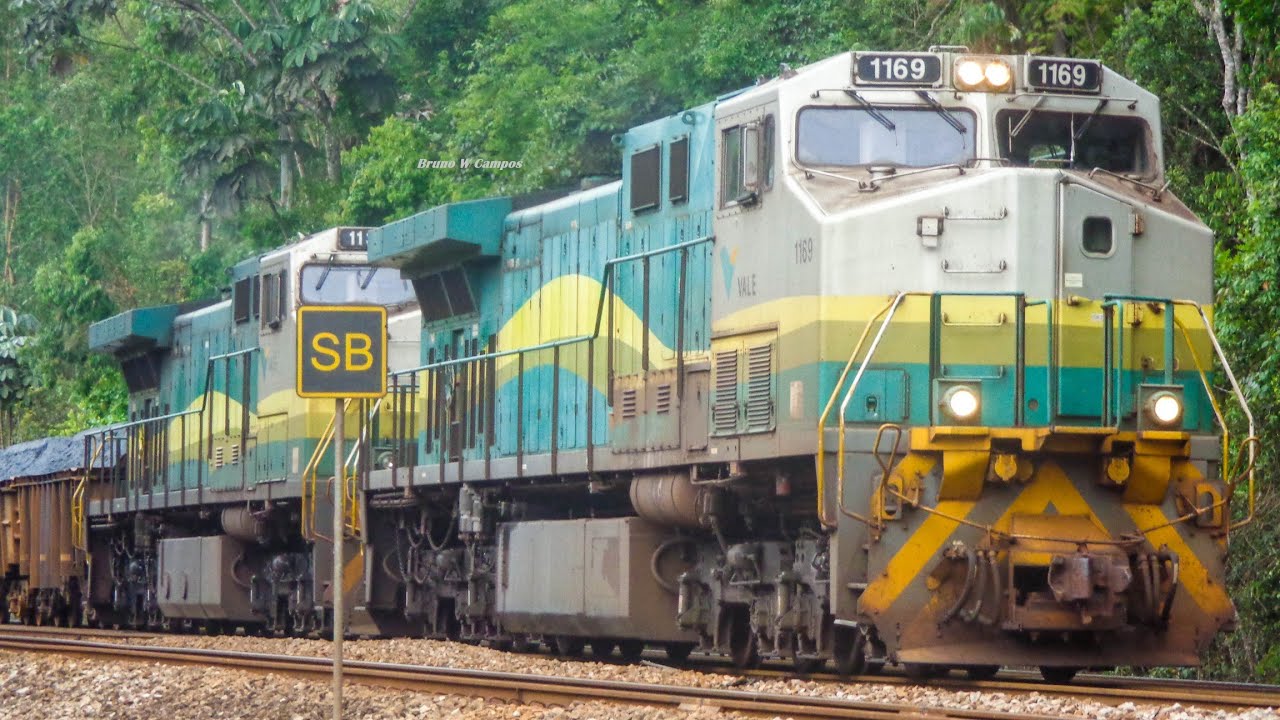 Trem carregado com as locomotivas Dash-9 e vagões GDE no pátio de Costa Lacerda EFVM