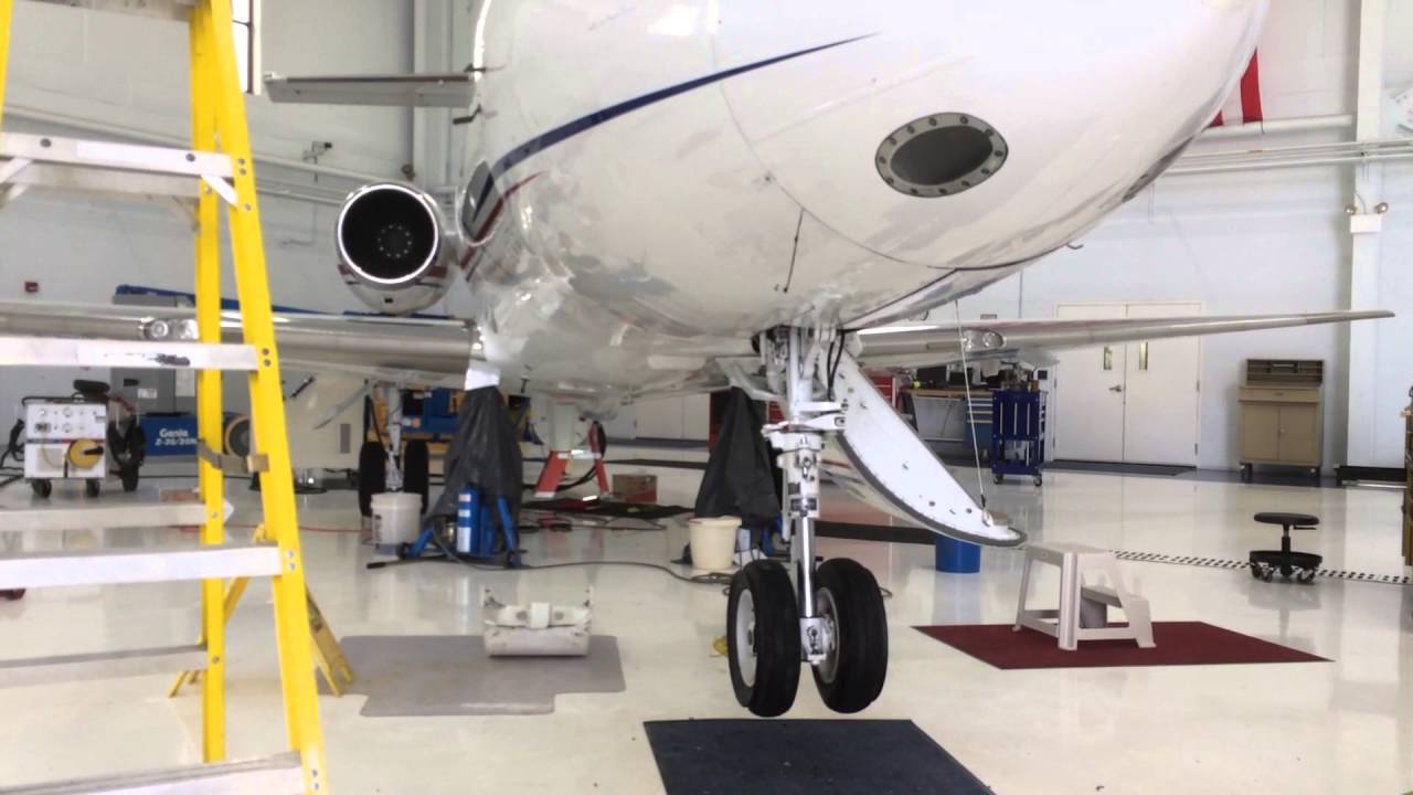 Hawker 800XP Gear Swing