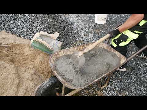 Ruční míchání betonu 3/3/1 - Betonování sloupku - Manual mixing of Concrete - Concreting the column