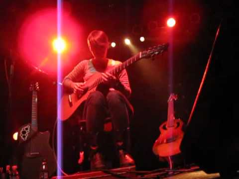 8/15 Kaki King - Doing The Wrong Thing (cut) @ Bronson, Ravenna, Italy (02-12-2011)