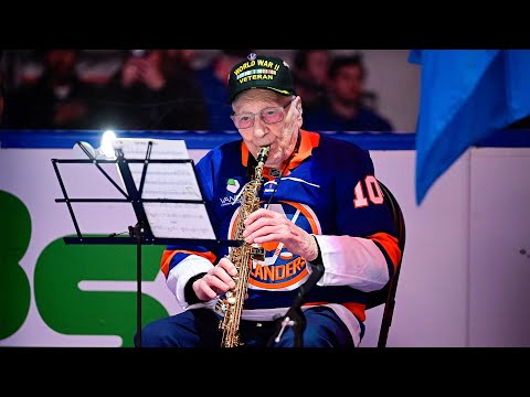 104-year-old WWII veteran Dominick Critelli performs national anthem 🎷🇺🇸