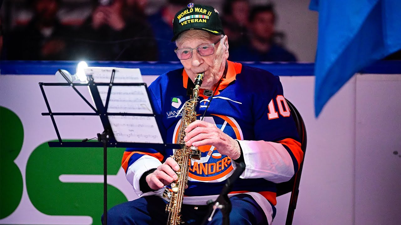 104-year-old WWII veteran Dominick Critelli performs national anthem 🎷🇺🇸