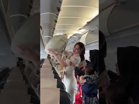 Pramugari lion air merapikan bagasi penumpang #beautiful #love #beauty #travel #bollywood