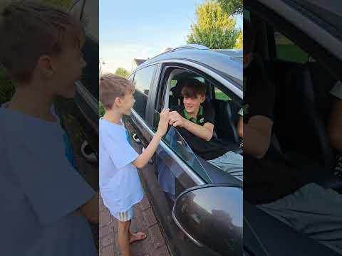 🚙I'm sitting in the front!! Or not?😎#car #comedy #brother #first#passenger