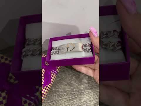 Подарок парню девушке парные браслеты "Две половинки сердца" чистая медицинская сталь в сувенирной коробочке - фото 1 - id-p2301016196