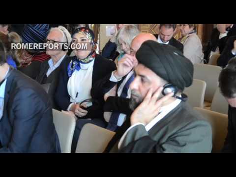 Imán de Al-Azhar reza en la sala Bataclán de París, escenario de los atentados del 13 de noviembre