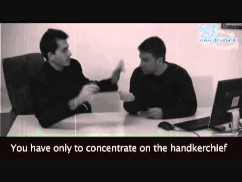 Voir la vidéo du Foulard en culotte rose - Silk to pantie