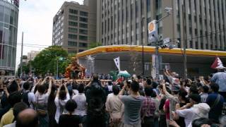 preview picture of video '[HD]2012 深川八幡祭り 永世通りのトラック水掛け 1'