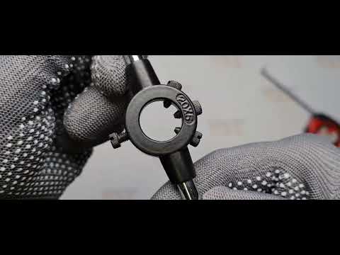 Плашкодержатель YATO М3-М4, 20x5 мм, длина 200 мм (YT-2980) Плашкодержатель YATO М3-М4, 20x5 мм, длина 200 мм (YT-2980)