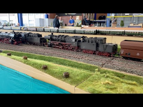 Spur 0 Modellbahn-Anlage mit vielen Zügen in Aktion auf der Ausstellung in Bad Oldesloe Nov. 2022