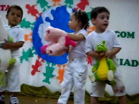 MARIA CLARA ASSMANN (CANTANDO NA ESCOLINHA)