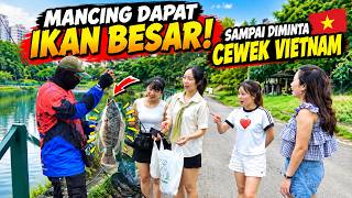 Download lagu SO JEALOUS! INDONESIAN MIGRANT WORKER FISHING IN THE RIVER GETS COMPANY FROM A BEAUTIFUL GIRL.. mp3