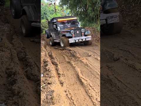 los trocheros de Santa Rosa de Cabal Risaralda,aqui este bello jeep j6 por este pantano #campo #jeep