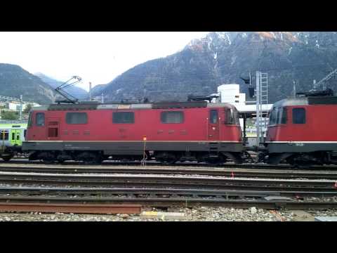 LA PARTENZA IN DOPPIA DELLA Re 6/6 E Re 4/4 SBB CON SEMIRIMORCHI DA BRIG.(CH) 24 - 4 - 2017