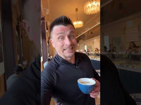 Кофе с булочкой и видом! Одно нужно убрать! Что выберешь ты? ￼