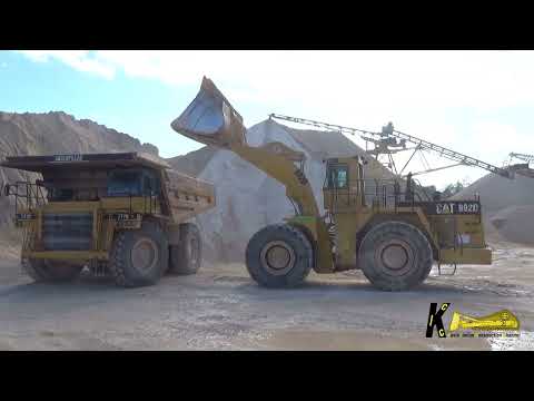 CATERPILLAR 992D WHEEL LOADER Loading Sand on CATERPILLAR 777 DUMPERS #caterpillar #heavyequipment