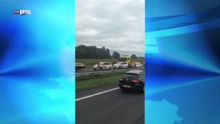 preview picture of video 'Snelweg A1 bij Holten afgesloten na ongeluk met vier auto's bij Bathmen'
