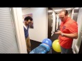 Frans Bauer neemt het op tegen presentator Maarten Kortlever in skippybalwedstrijd