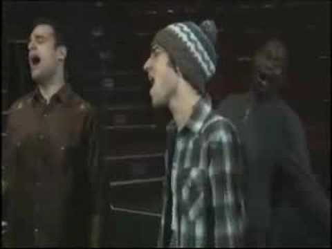 Απόσπασμα από το ντοκιμαντέρ Let the Sun Shine In: The Genius of HAIR (2007) σε σκηνοθεσία Pola Rapaport [Πόλα Ραπαπόρτ] και Wolfgang Held [Βόλφγκανγκ Χελντ], παραγωγή Alive Mind Media. Το ντοκιμαντέρ ανατρέχει στην ιστορία της δημιουργίας του εμβληματικού μιούζικαλ Hair [Τρίχες] (1968) των Gerome Ragni [Τζερόμ Ράγκνι], James Rado [Τζέιμς Ράντο] και Galt MacDermot [Γκωλτ ΜακΝτέρμοτ] και περιλαμβάνει υλικό από τη θρυλική σκηνή γυμνού της πρώτης παραγωγής στο Broadway (1968). Το πλάνο που έχει αναρτηθεί αυτόνομα από το κανάλι AliveMind αποτυπώνει τη σκηνή κατάληξης της πρώτης πράξης, όπου η ομάδα των hippies απογυμνώνεται κάτω από ένα μεγάλο πανί ως πράξη πρόκλησης απέναντι στη συντηρητική αμερικανική κοινωνία.Το έργο αναδείχθηκε σε εμβληματικό μανιφέστο της αμερικανικής αντικουλτούρας: η σκηνή του απογυμνωμένου σώματος, στο τέλος της πρώτης πράξης, αρθρώθηκε ως πολιτική δήλωση κατά του πολέμου του Βιετνάμ, του φυλετικού διαχωρισμού και της σεξουαλικής καταπίεσης, αξιοποιώντας το γυμνό ως κατεξοχήν σύμβολο ελευθερίας, αγνότητας και αντίστασης στους κανόνες της κυρίαρχης κοινωνίας.