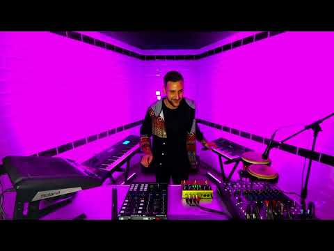 MAX TENROM / 124 BPM - 052 BASS STATION