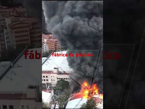Incendio en la colonia san Pedro de los pinos delegación Álvaro Obregón en una fábrica de plástico