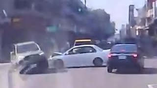 【車禍影片】黑車：沒我的事吧（2025.11.24 高雄市岡山區大義二路與仁壽路口