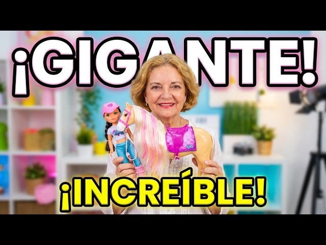Vídeo relacionado con Nancy - Un día con su Caballo, muñeca Fashion articulada y Caballo, Accesorios de Cuidado, Cepillo-Esponja Que Cambia el Color del Pelo de la Crin, niños y niñas a Partir de 3 años, Famosa (NAC49000)