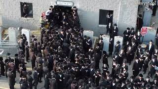 רחפן: אלפים בקרית יואל לרב ציון מסאטמר ביום יארצייט שלו