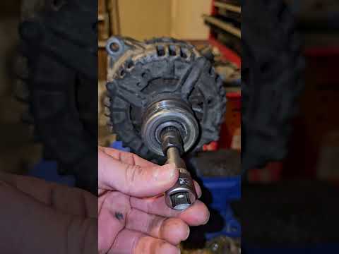 Replacing pulley on Bosch alternator on Volvo D5 engine (V70 2008).