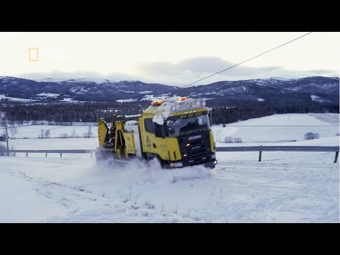 Przyjechali na pomoc i utknęli w śniegu! [Najniebezpieczniejsze drogi Europy]