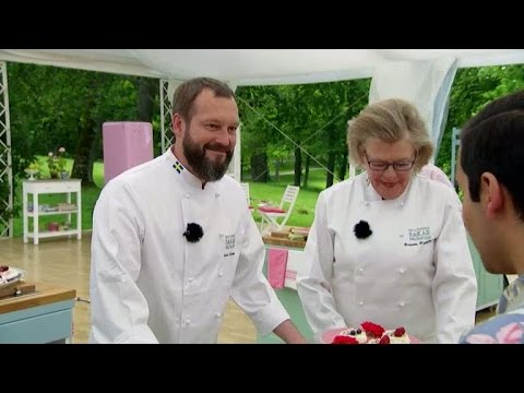 Johan Sörberg och Birgitta Rasmusson provsmakar kändisarnas paradbakelser - Hela Sverige Bakar (TV4)