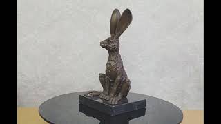 Sedící zajíc - bronzová socha