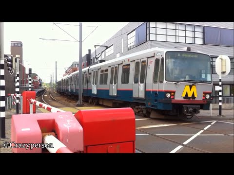 RET Metro Type T komt aan bij Ambachtsland Rotterdam naar Schiedam Centrum