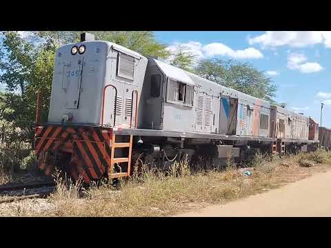 TREM CARGUEIRO PUXANDO VAGÕES CARREGADOS E PASSANDO NA CIDADE DE QUEIMADAS-BAHIA