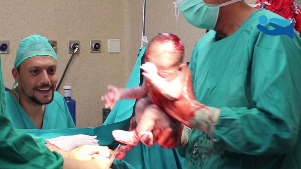 🐣 #Cesárea en directo de gemelos. ¡No te pierdas la cara del padre!
